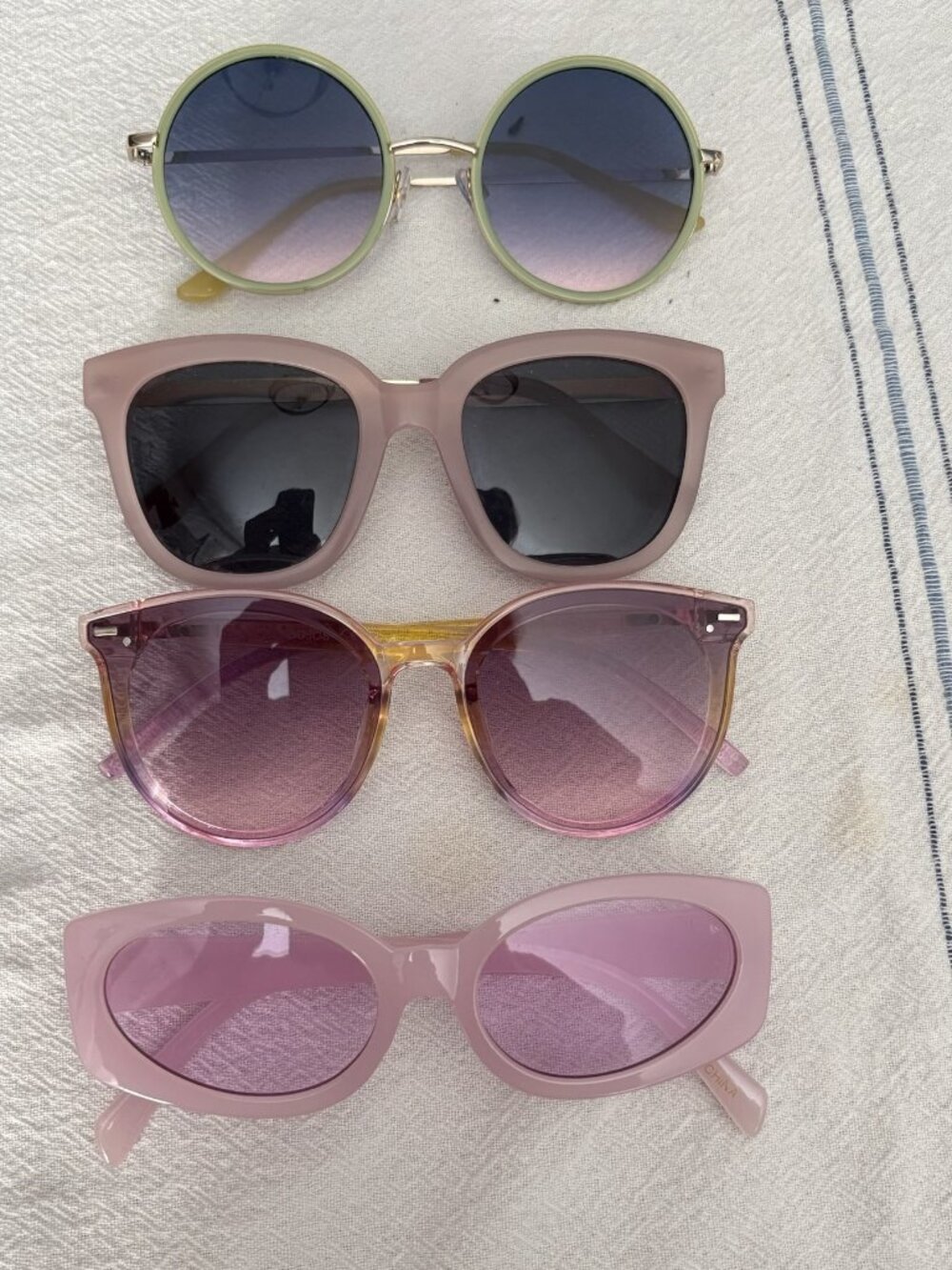 Lot of 4 pairs of sunglasses